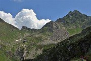 44 Dal Lago Grande zoom su Cima Cadelle a dx e Valle-Passo dei lupi a sx